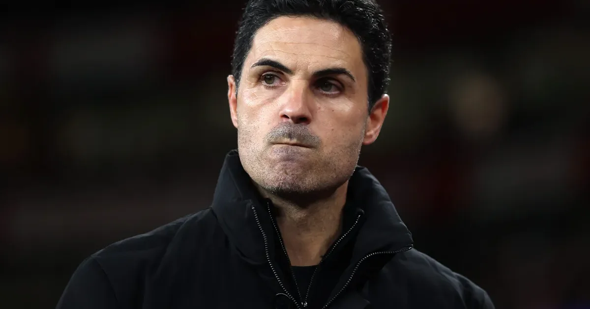 Ilustração editorial de estádio: atacante em ação com contrato brilhante, olheiros e torcida; transferência e oferta salarial entre clubes.