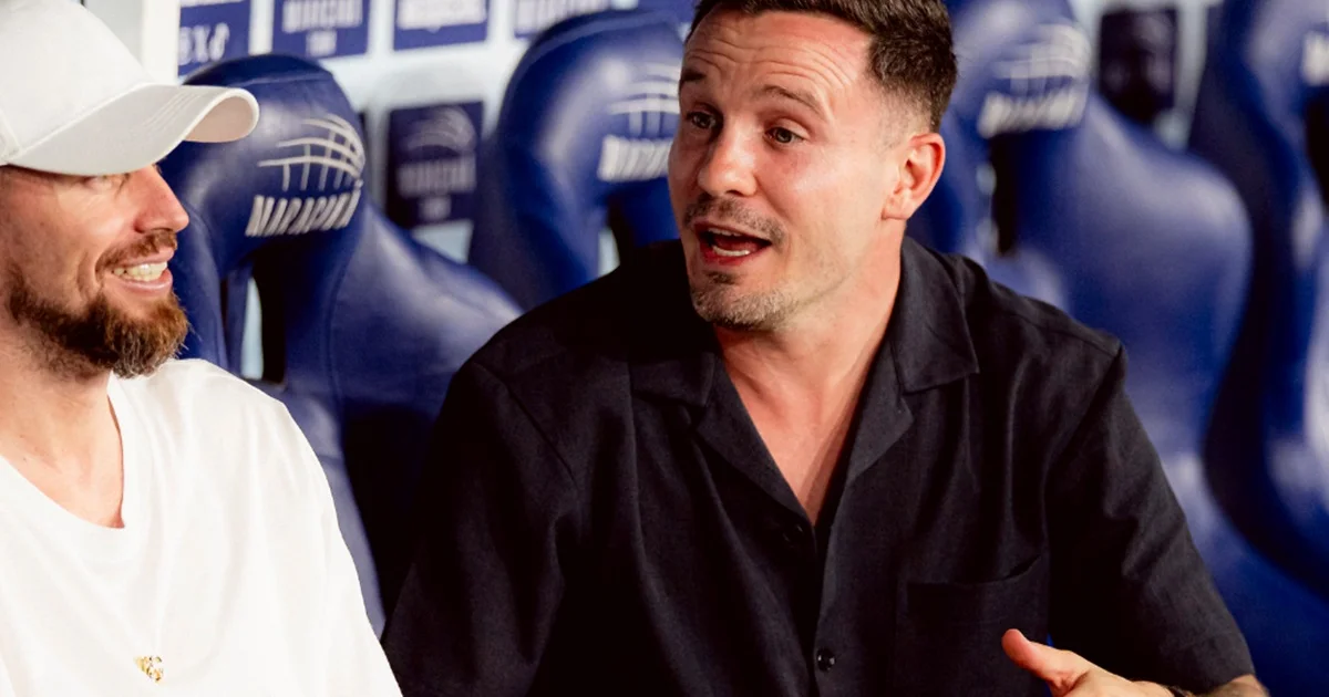 Jogador do Flamengo em recuperação de lesão no calcanhar, com bota ortopédica, equipe médica e estádio ao fundo