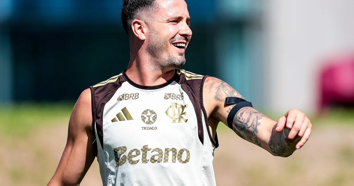 Ilustração editorial: meia sem rosto, com tornozelo enfaixado, entrando no Maracanã à noite antes da estreia pelo Flamengo na Libertadores.