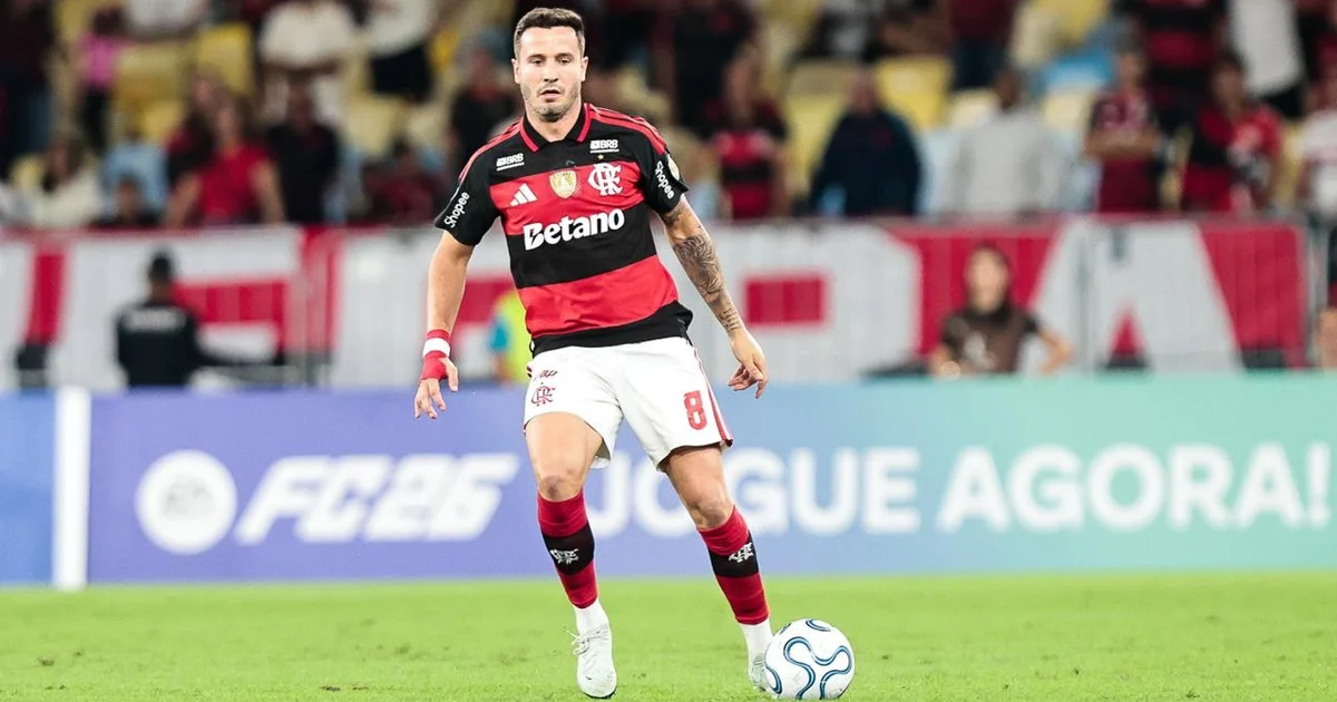 Meia em recuperação no gramado do Maracanã, tornozelo enfaixado e fisioterapeuta, preparação para o Campeonato Brasileiro