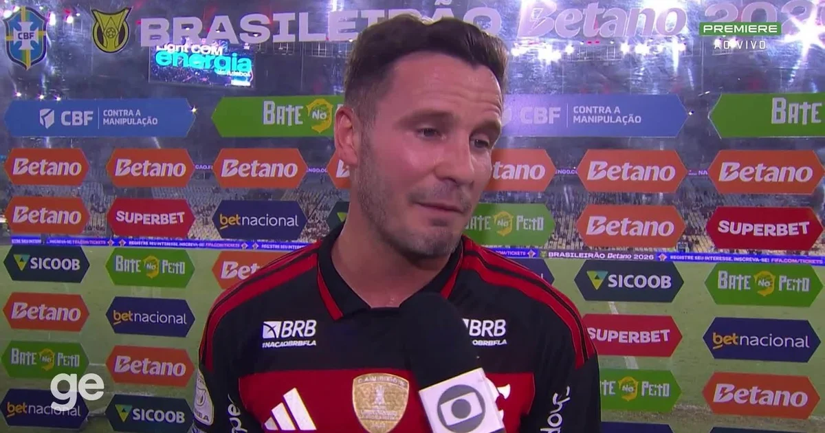 Ilustração editorial: reestreia com assistência de letra no Maracanã; jogador do Flamengo dá passe para o segundo gol, torcida rubro-negra vibrando.