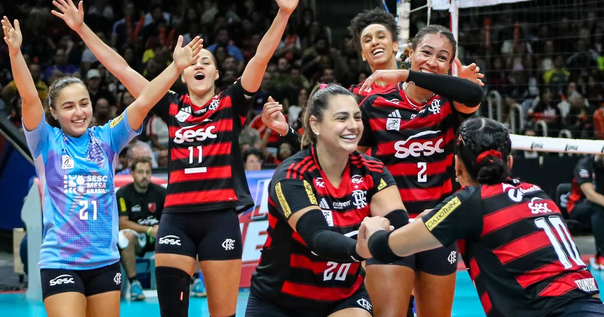 Arena da Superliga Feminina: jogadoras em ação nos playoffs, torcida tensa; Sesc Flamengo favorito vs Mackenzie, cores vermelho e preto.