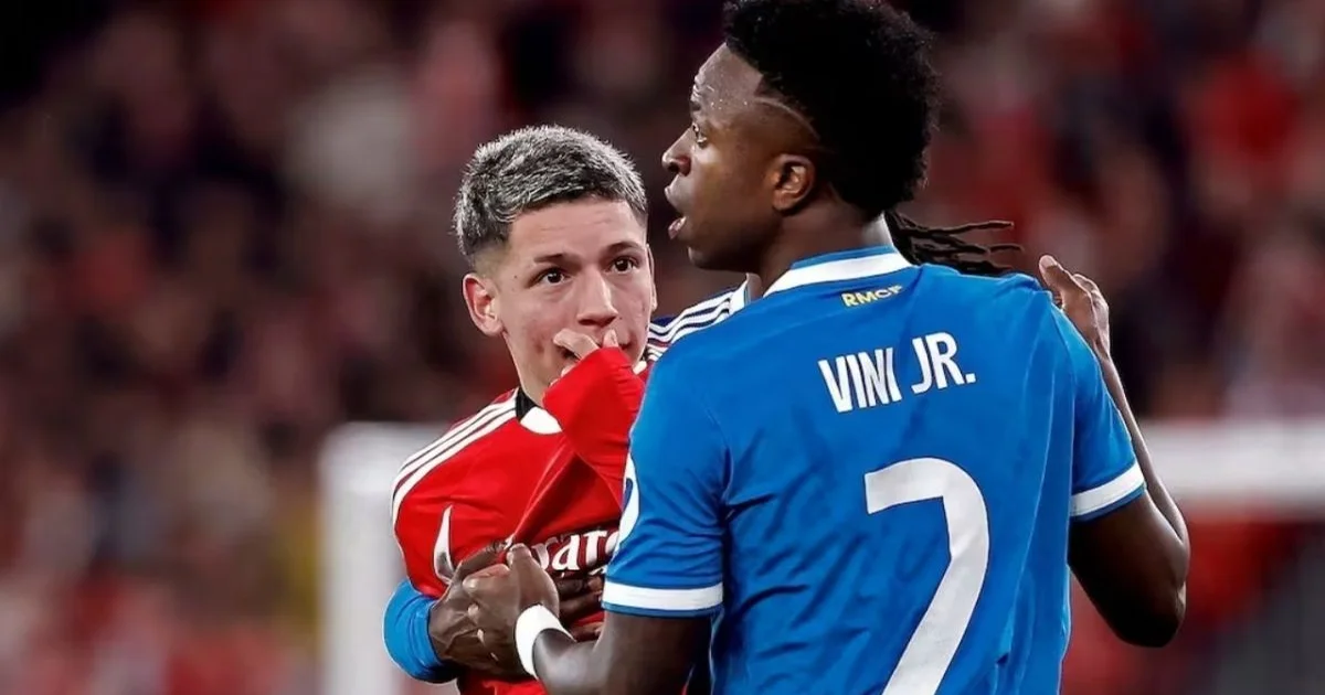 Ilustração editorial: jogador de cabeça baixa, estádio lotado à esquerda e estádio vazio à direita, tema suspensão, racismo e investigação.