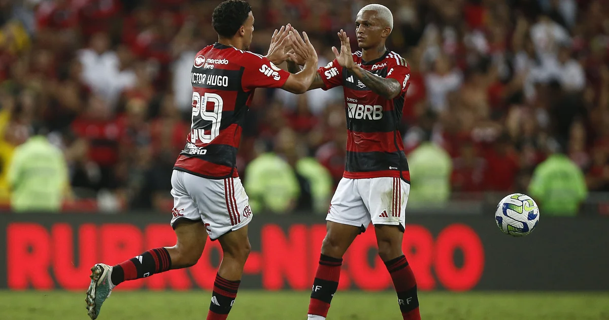 Ilustração editorial: meia deixando o túnel do estádio, rosto não identificável, cores vermelho e preto, clima tenso simbolizando crise no clube.