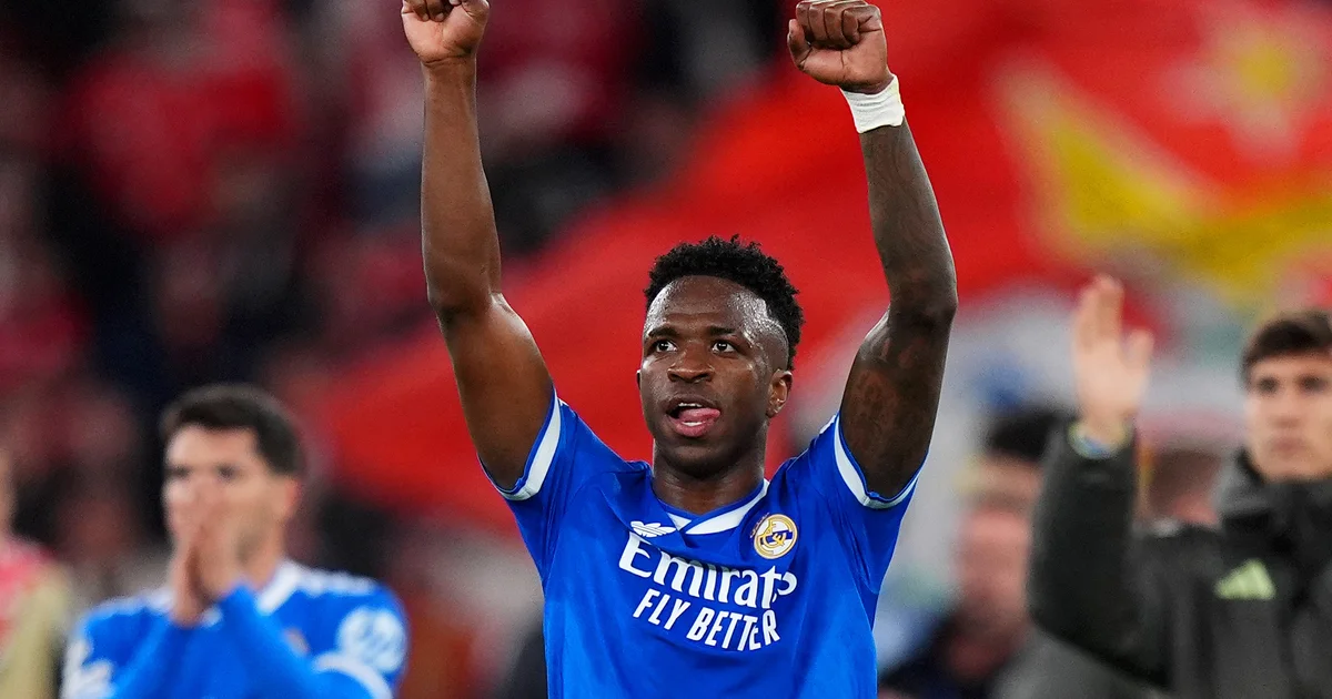 Ilustração editorial: jogador brasileiro sem rosto em estádio, torcida em solidariedade, nota de apoio da CBF contra o racismo