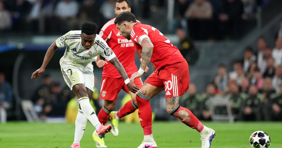 Ilustração editorial de estádio com montagem racista contra jogador de futebol, protestos anti-racismo e celular mostrando conteúdo ofensivo