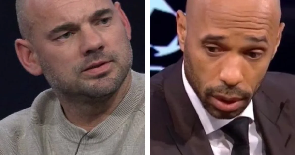 Ilustração de estádio com jogador negro apoiado por colegas e torcida com cartazes contra racismo no futebol