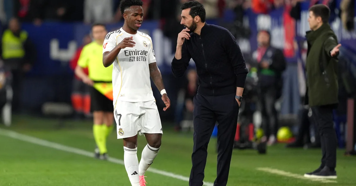 Ilustração editorial: atacante brasileiro driblando em estádio, torcida vibrante, contraste entre tática rígida e liberdade ofensiva.