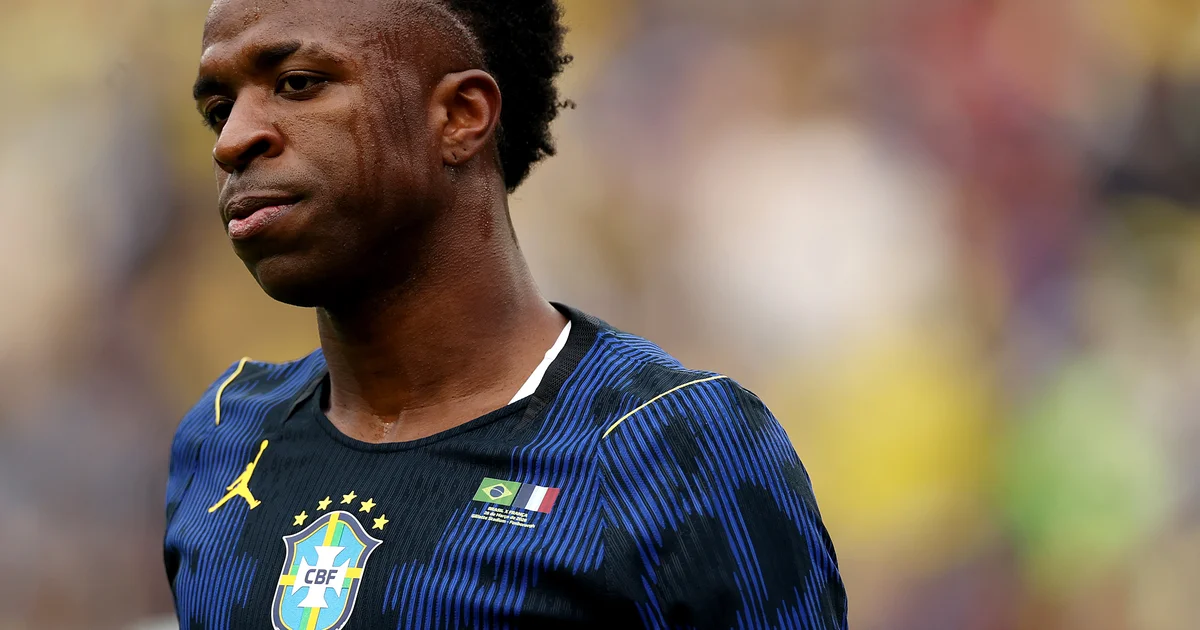 Ilustração editorial: jogador da Seleção Brasileira com equipe médica e técnico em coletiva no treino nos EUA, sinal de cansaço e alívio.