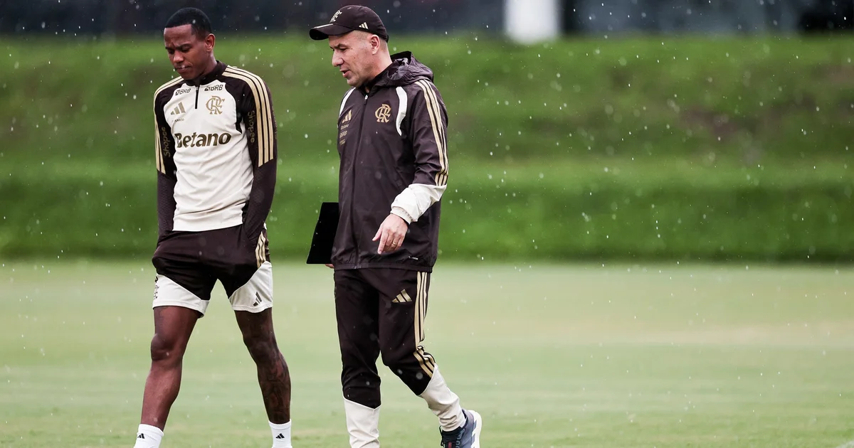 Jovem atacante afastado sentado no banco de treino; treinador explica ausência de Wallace Yan no Flamengo