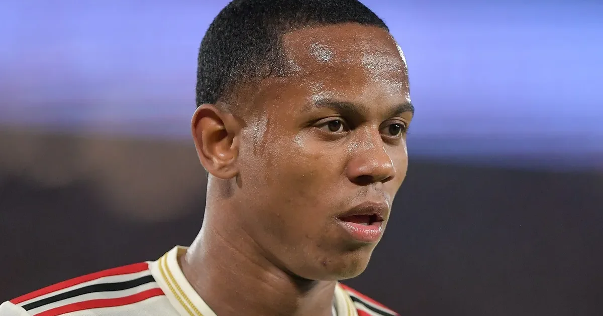 Ilustração editorial de jovem atacante do Flamengo finalizando em clássico lotado, estádio iluminado, atmosfera vibrante e esperança.