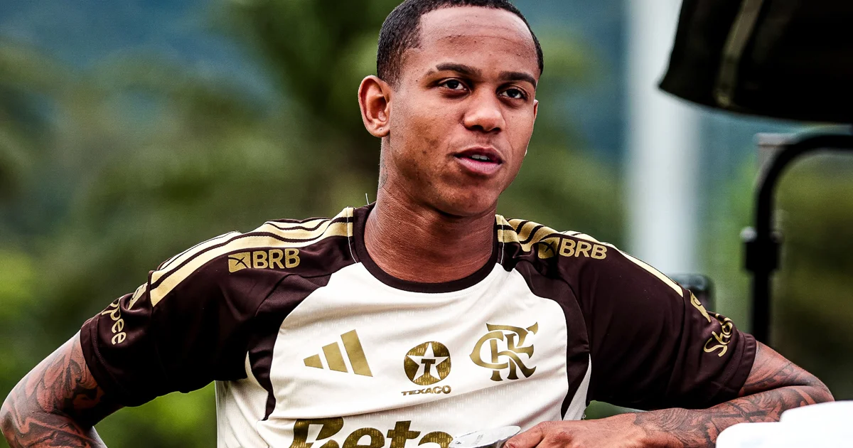 Ilustração editorial: jovem atacante marca em treino em campo reduzido, técnico português observa e torcida rubro-negra vibra