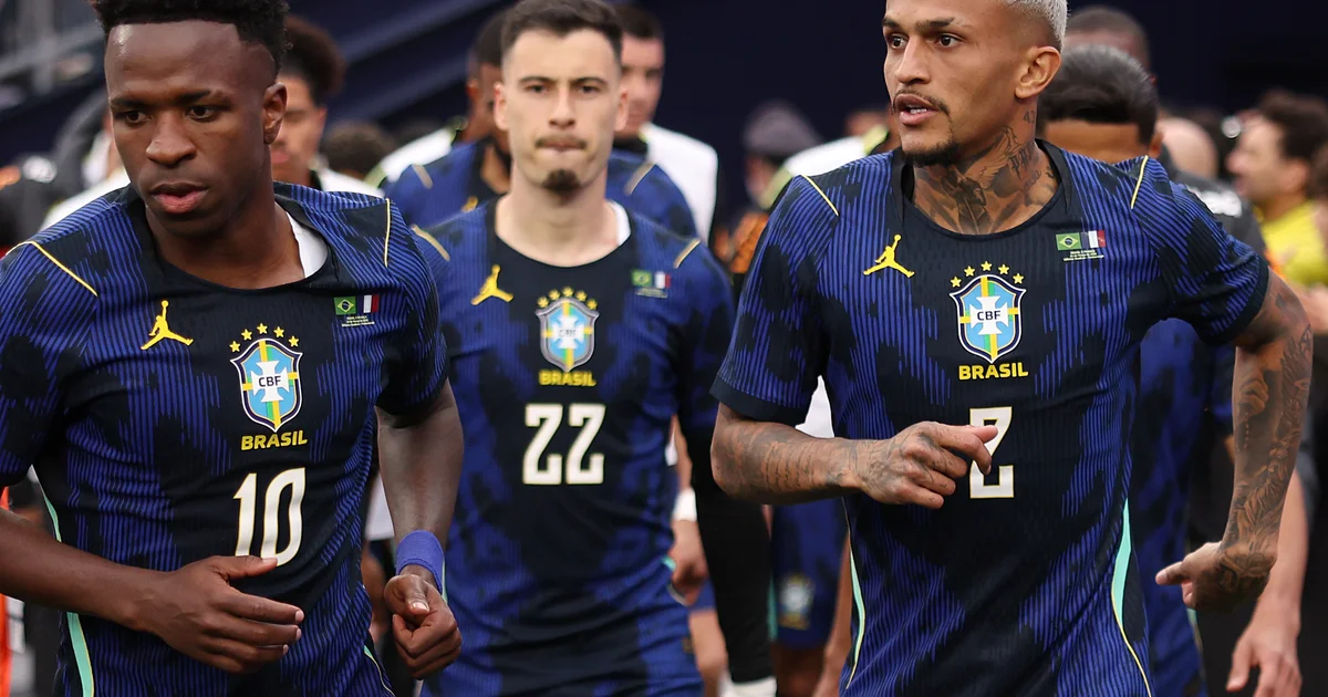 Ilustração editorial: lateral do Flamengo saindo lesionado, equipe médica, exame de imagem e torcida apreensiva.