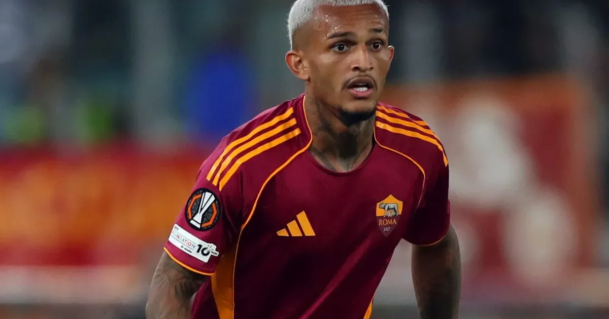 Ilustração editorial: expulsão de lateral, jogador deixa o campo, torcida em choque e placar 1-2 — Roma sofre virada contra Como no Italiano.