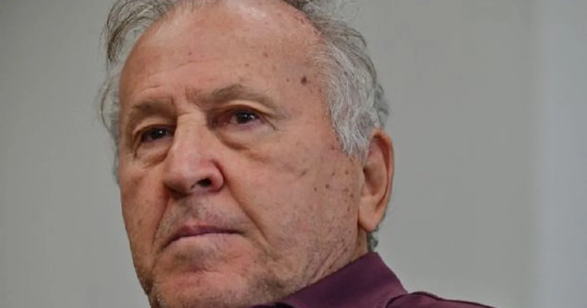 Torcida em frente a cinema e estádio, silhuetas de jogador em ação, rolos de filme e clima nostálgico do futebol brasileiro