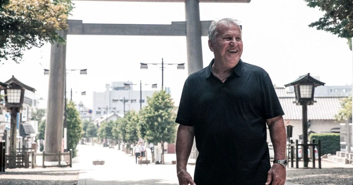 Ilustração editorial: estádio ao entardecer, filme restaurado de jogadas e cena íntima em casa simbolizando documentário e legado do ídolo.