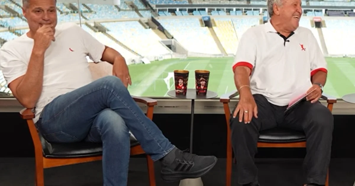 Ilustração editorial de bastidores: clima Zico e Júlio César — técnico na linha lateral e goleiro em defesa decisiva, estádio lotado