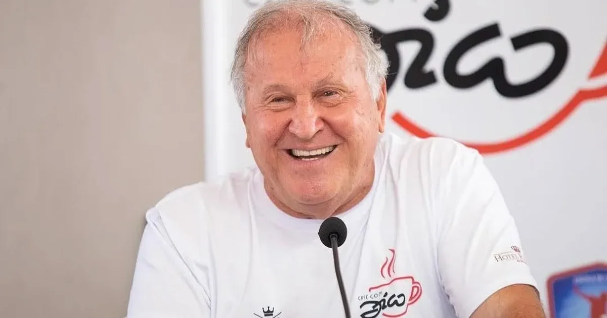 Ilustração editorial: ex-jogador anônimo de camisa 10 como comentarista à beira do campo na Copa do Mundo, estádio ao entardecer.